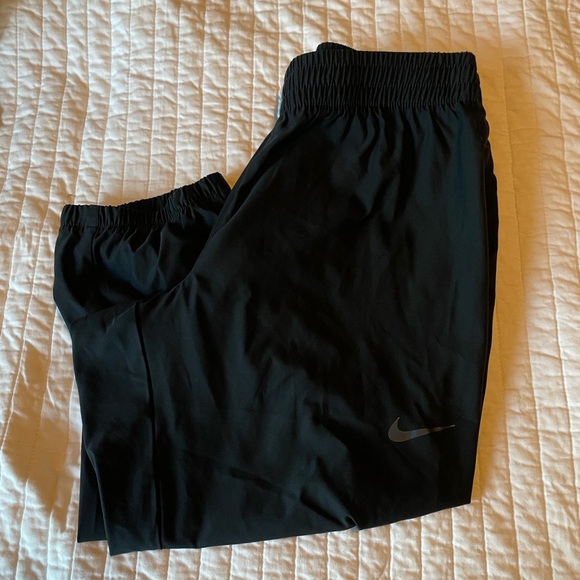 Nike Dri Fit Black Flex Woven Capris - Picture 3 of 5